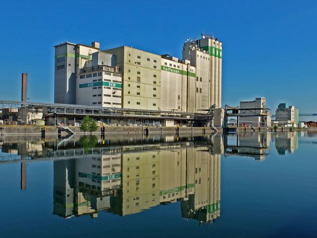 Die bei den Hafenbecken in Kehl am Rhein, liegenden Gebäude bieten sich für Spiegelbilder regelrecht an.  | Foto: Alfred Schramm