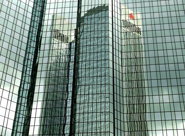 In dieser Glasfassade spiegelt sich der Trianon-Tower. Es ist das Gebäude der Dekabank in Frankfurt am Main. | Foto: Alfred Schramm