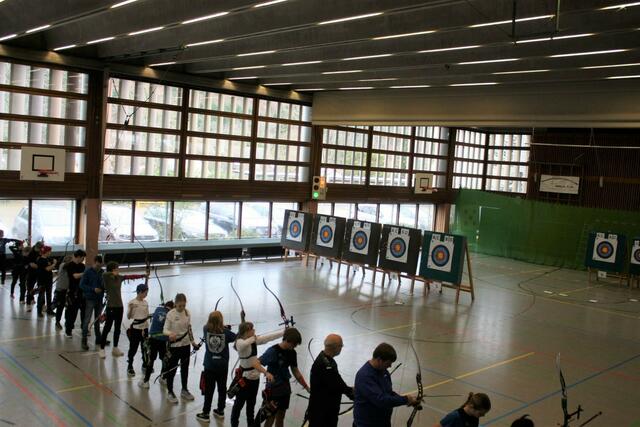 Zusammen schießen die Handicap- und die Nachwuchsschützen*innen ihr 41. Hallenturnier. | Foto: Sabine Herm 