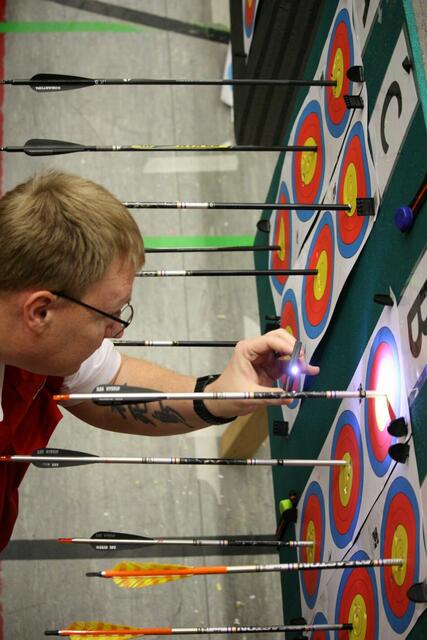 Ist es noch ein „Zehner" oder doch nur eine Neuen? Kampfrichter Sebastian Gingter schaut genau mit der Lichtlupe. | Foto: Sabine Herm 