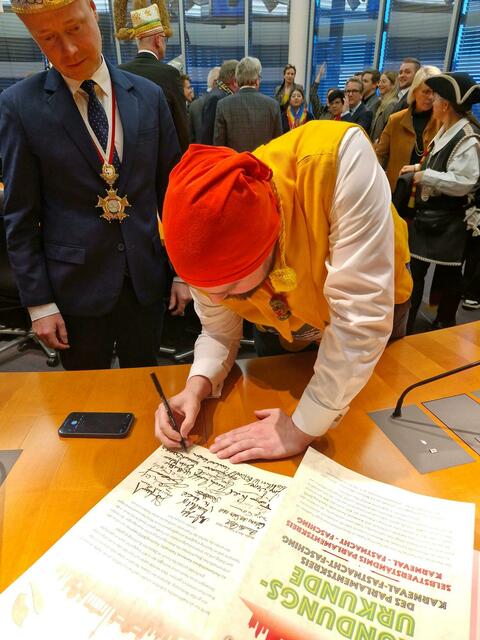 Martin Gassner-Herz unterschreibt wie alle die Gründungsurkunde. | Foto: Christina Stückler