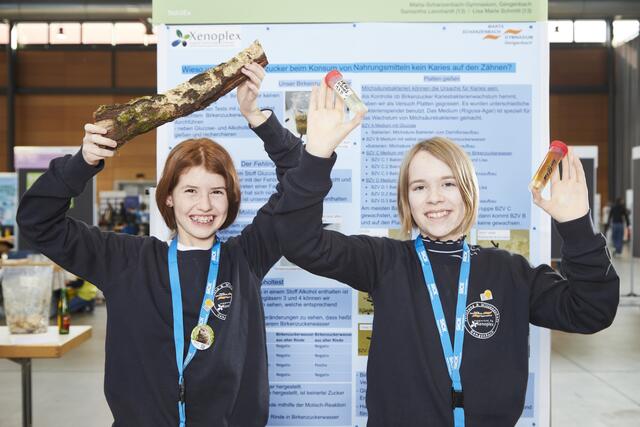 Zweiter Platz Biologie: Samantha Leonhardt und Lisa Marie Schmitt, Marta-Schanzenbach-Gymnasium Gengenbach: Wieso verursacht Birkenzucker beim Konsum von Nahrungsmitteln kein Karien an den Zähnen? | Foto: Sick