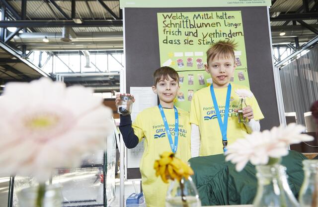 Sonderpreis Biologie: Liam Fritsch und Louis Schmieder, Wolftalschule Oberwolfach: Welche Mittel halten Schnittblumen länger frisch und verhindern, dass sie stinken?
