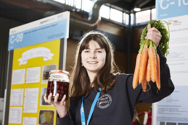 Zweiter Platz Chemie: Annika Obert, Marta-Schanzenbach-Gymnasium/Xenoplex: Lassen sich einheimische Obst- und Gemüsesorten ohne Vitaminverlust lagern? | Foto: Sick