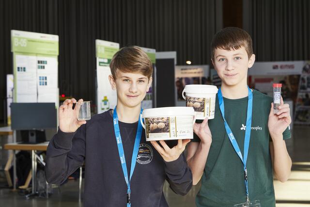 Zweiter Platz Biologie: Aron Schröder und Anel Kara, Heinrich-König-Schule-Mühlenbach und Marta-Schanzenbach-Gymnasium: Untersuchungen von Zusätzen zur erhöhung der Überlebensrate von Jungbäumen | Foto: Sick