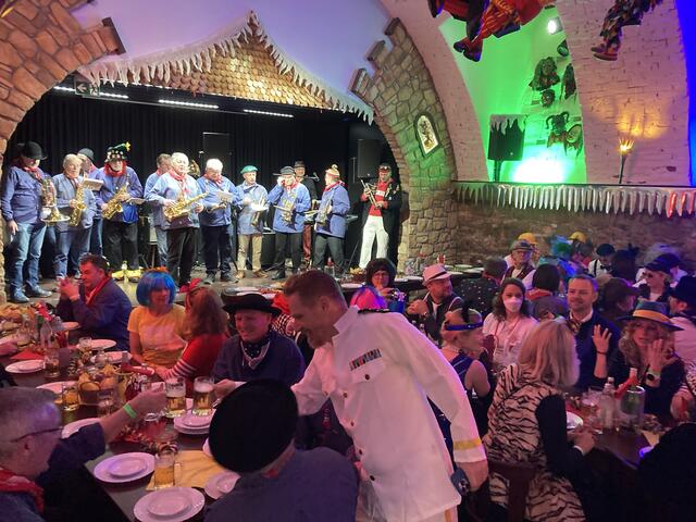 Endlich wieder Narrenhock bei der Althistorischen Narrenzunft am Schmutzigen Donnerstag | Foto: gro