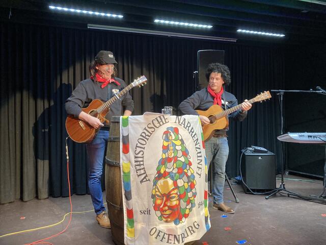 Helmut Seller (links) und Ralf Burgmaier von der Badischen Zeitung nahmen die Kommunalpolitik musikalisch aufs Korn. | Foto: gro