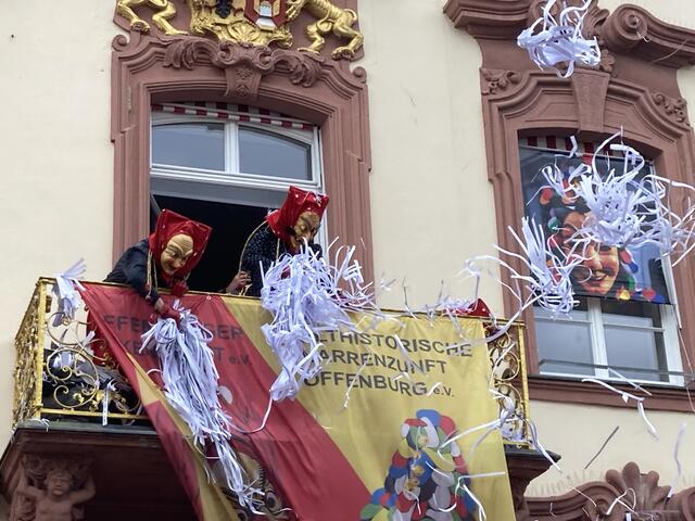 Nicht wie weg mit den Papierfetzen | Foto: gro