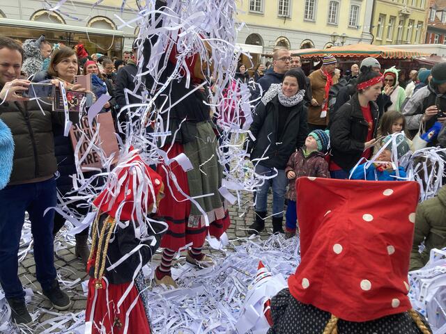 Kein Papiermonster, sondern eine Hexe bei der Aktenvernichtung | Foto: gro