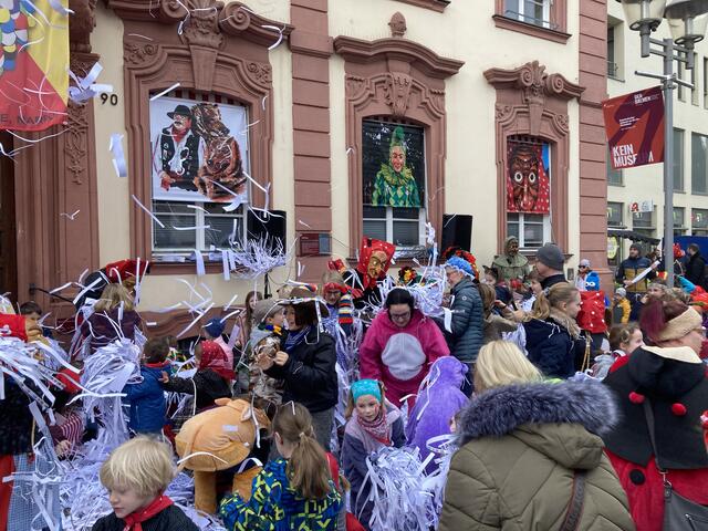 Die Zuschauer stürzen sich auf die Papierschnipsel. | Foto: gro