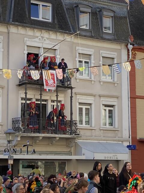 Sogar an Angeln wurden Schwarzwürste an die Menge gereicht. | Foto: gro