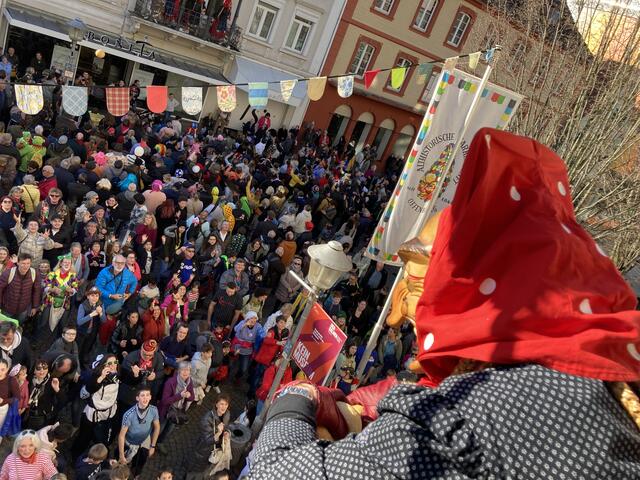 Hoch die Hände und die Wurst fangen. | Foto: gro