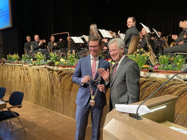 Gregor Bühler bekommt die Amtskette überreicht. | Foto: mak