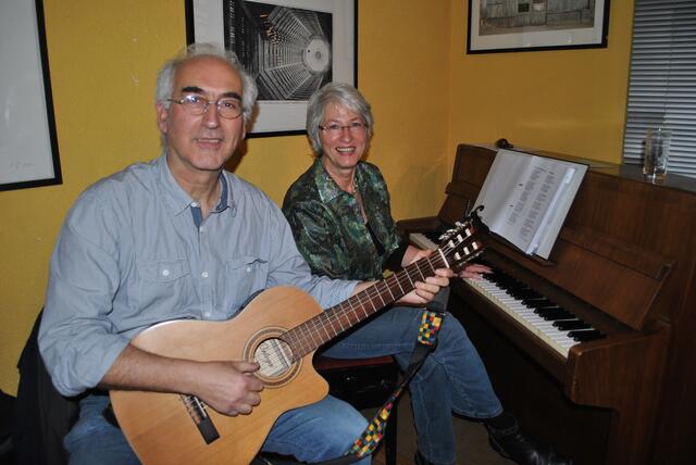 Ein Bild aus den Anfängen des Querbeetsingens in Offenburg: Stefan Böhm und Mechthild Fuchs. Die Musikprofessorin ist im Juli 2021 gestorben.  | Foto: Querbeetsingen/Rob Ullmann (Archiv)