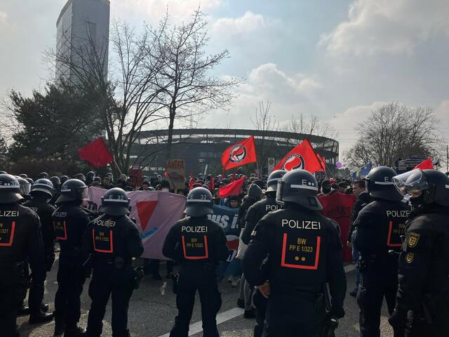 Nach der Kundgebung an der Messe war eine zweite Demo angemeldet. Der geplante Demonstrationszug durch die Stadt wurde aber von der Polizei gestoppt. | Foto: Glaser