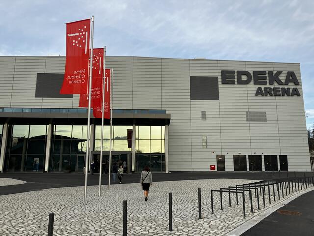 Die neue Edeka-Arena an der Platanenallee bei Tageslicht  | Foto: rek