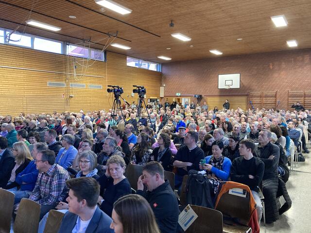 Rund 400 Sasbacher verfolgten die Kandidatenvorstellung.  | Foto: mak