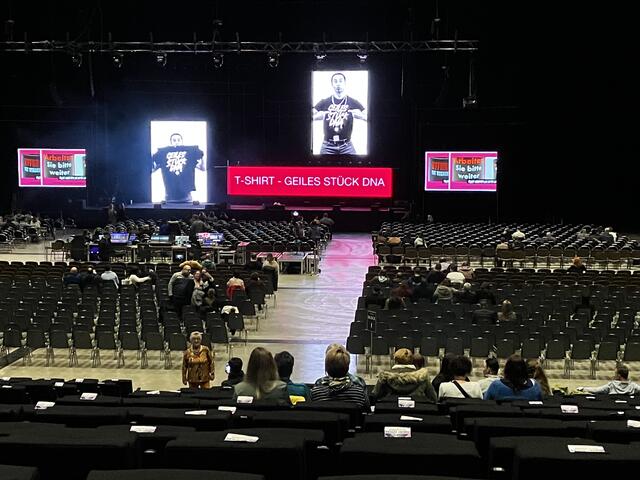 Der Blick von der Zuschauertribüne auf die Bühne | Foto:  rek