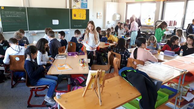 In einer gemeinsamen Unterrichtstunde wurden Freundschaftsbändchen geknüpft | Foto: Michael Mai