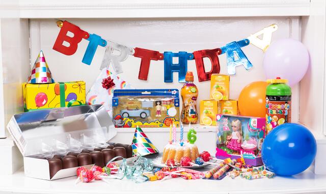 Kuchenreste, Süßigkeiten, Dekomaterial und jede Menge Verpackungsmüll: Nach der gelungenen Geburtstagsparty muss der Müll richtig entsorgt werden. | Foto: Mülltrennung-wirkt.de