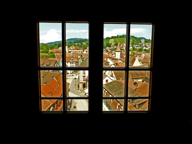 Blick durch ein Fenster der Türmerstube, auf die Stadt.  | Foto: Alfred Schramm