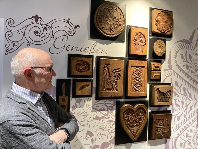 Reinhard End mit Backmodeln, die dem Museum gestiftet wurden. | Foto: gro