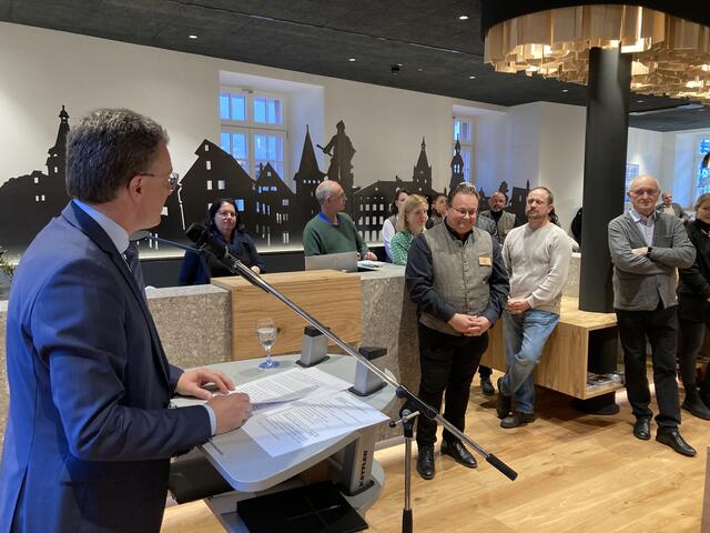 Bürgermeister Erny stellt das Projekt vor. | Foto: gro