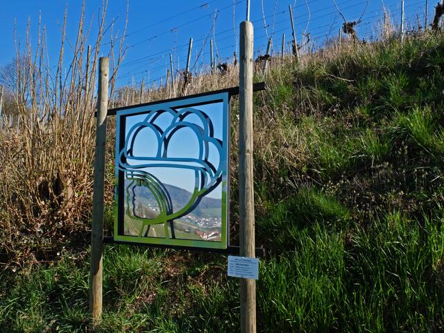 "Emotion und Reflexion" heißt dieses Kunstwerk, das von der Künstlerin Juliane Jung gestaltet wurde und beim Weg zum  Pavillon zu sehen ist. | Foto: Alfred Schramm