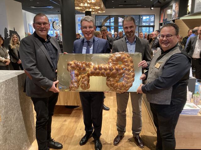 Zur Eröffnung gab es einen symbolischen Schlüssel zum Aufessen. | Foto: gro