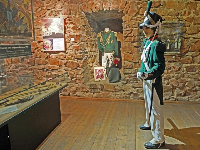 Dieser Gardist der Gengenbacher Bürgerwehr hält eisern im Museum die Stellung.  | Foto: Alfred Schramm