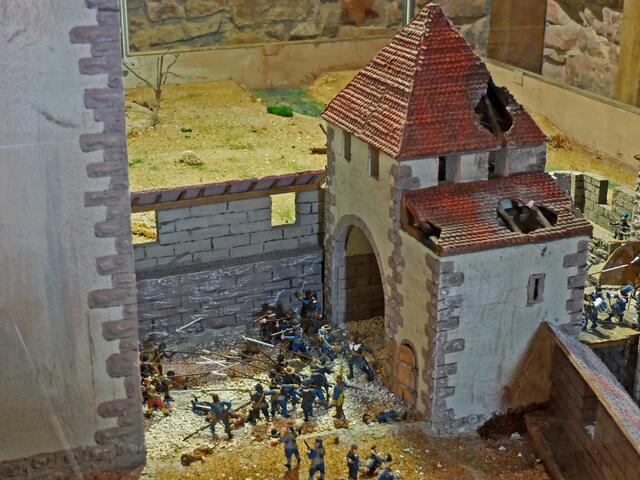 Schwedische Truppen haben die Zwischentore eingenommen und greifen nun den Hauptturm an, um in die Stadt einzudringen. Zu sehen ist dieses Modell im Maßstab 1:35 in der zweiten Etage des Wehrturmes. | Foto: Alfred Schramm