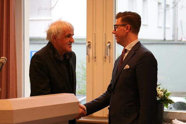 Oberbürgermeister Gregor Bühler gratulierte Rudolf Dillmann nach der Vereidigung zur neuen Aufgabe als Stadtrat und wünschte ihm alles Gute dafür.  | Foto: Ulrich Reich/Stadt Oberkirch 