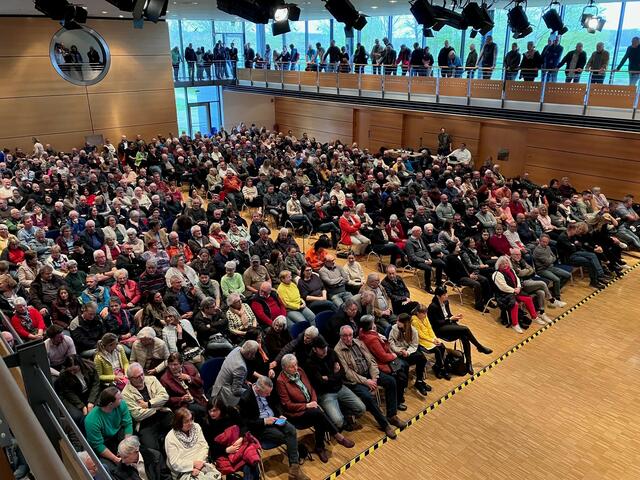 Rund 500 Rheinauer besuchten die Kandidatenvorstellung in der Stadthalle Freistett. | Foto: rek
