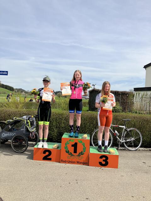 Lisa Weisser freute sich nicht nur über den Siegerpokal, sondern durfte auch gleich das Leadertrikot der Cup-Gesamtführenden überstreifen. | Foto: Martina Weisser