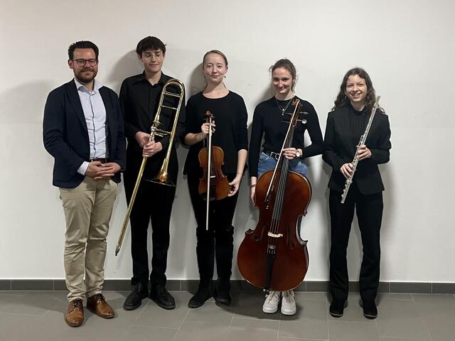 Musikschulleiter Jakob Scherzinger (l.) mit den ausgewählten Stipendiaten Benedikt Kapser (Posaune), Solveig Sonntag (Violine), Alina Künster (Cello) und Lia Sester (Querflöte) | Foto: Jana-Tabea Lorenz