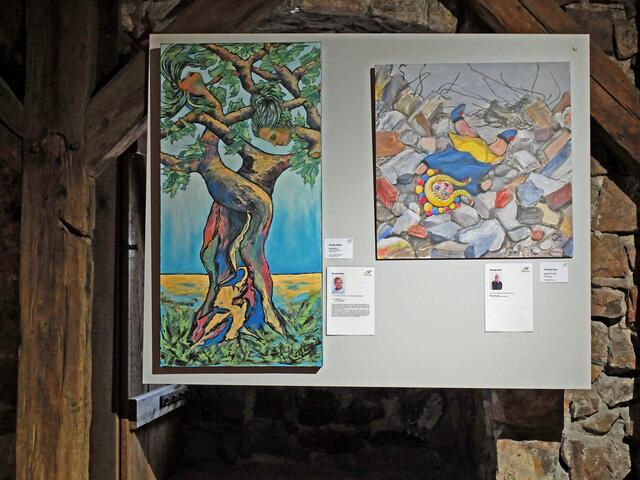 "Zweisamkeit" gemalt von Frau Renate Mattis und das Bild "Ukrainische Puppe" von Herrn Georges Saur. Zu sehen im Museum Kinzigtorturm. | Foto: Alfred Schramm