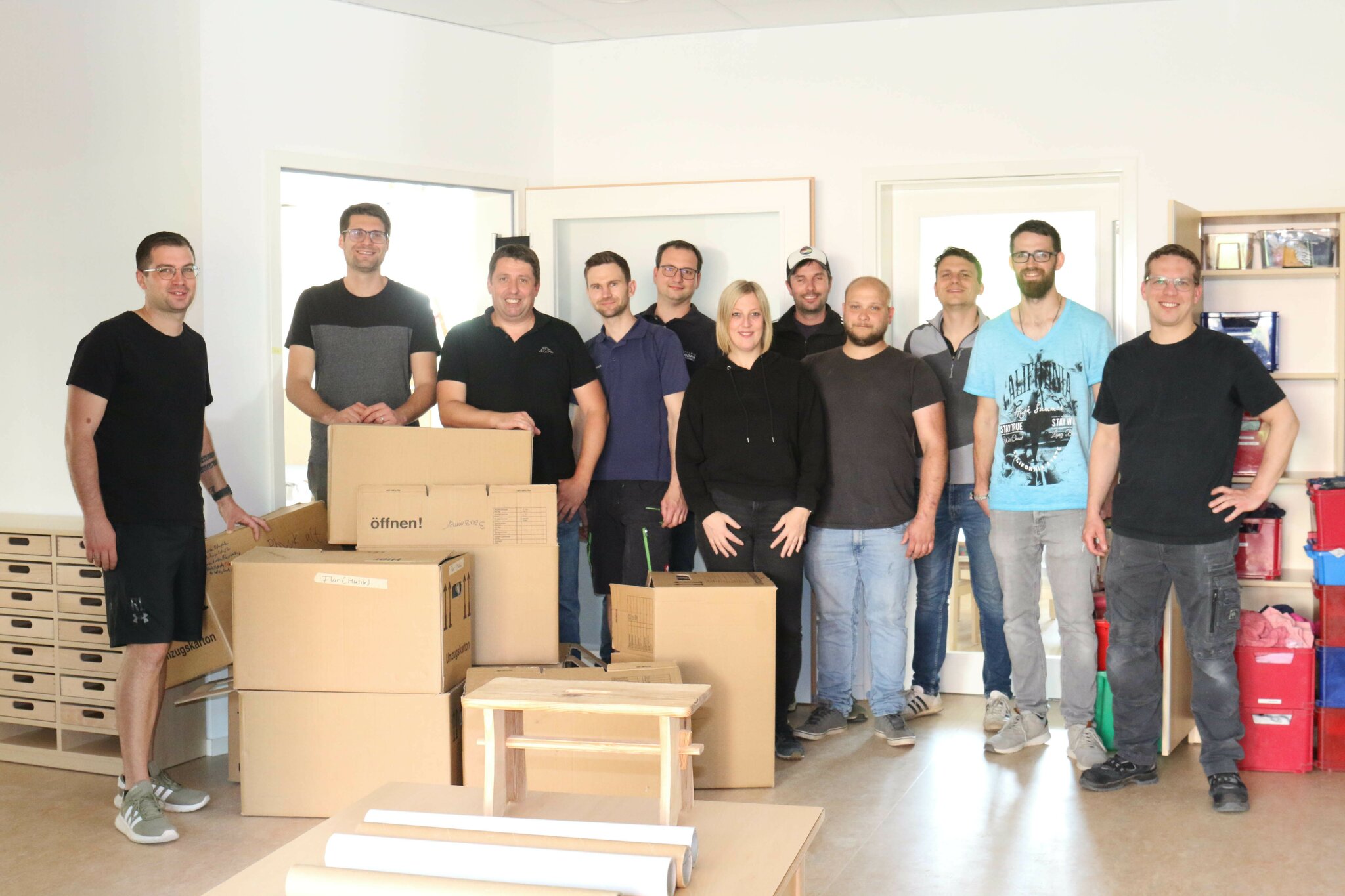 Umzug in neuen Krongut-Kindergarten: Papas packen in Nußbach mit an