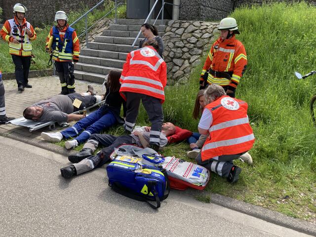 Das DRK versorgt die "Verletzten". | Foto: gro