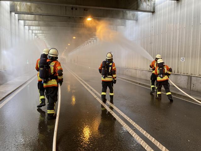 Schritt für Schritt nähern sich die Einsatzkräfte dem "Unfallort" . | Foto: gro