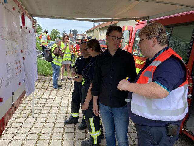 Oberbürgermeister Gregor Bühler bei der Einsatzleitung. | Foto: gro