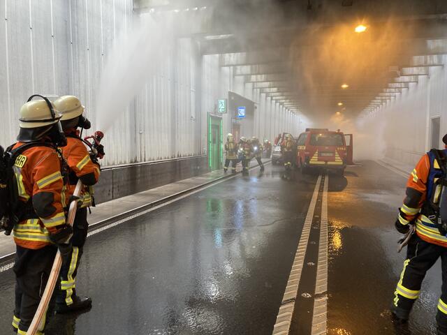 "Verletzte" werden geborgen und durch den Notausgang in Sicherheit gebracht. | Foto: gro