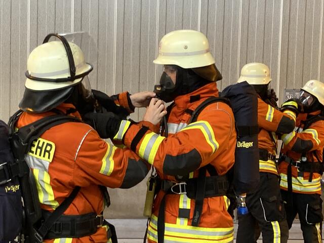 Sitzt der Atemschutz? | Foto: gro