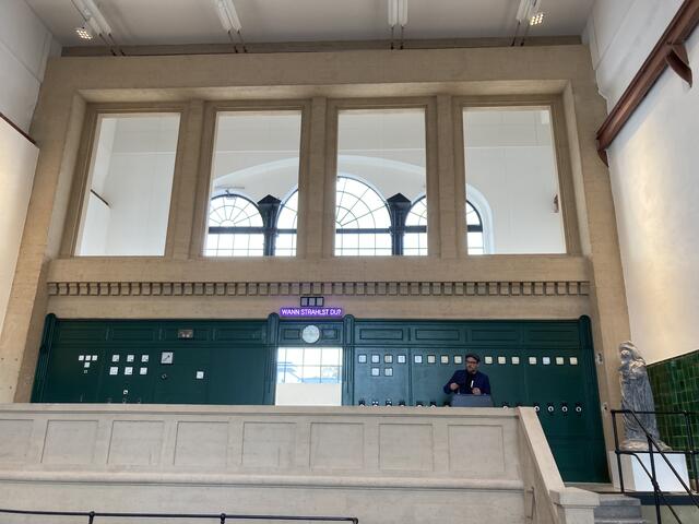 Stefan Strumbel begrüßt auf der Empore die Gäste. | Foto: gro