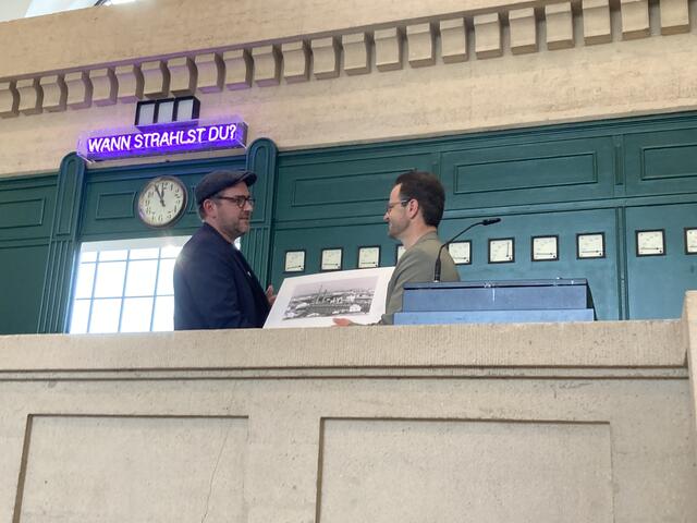 Marco Steffens (rechts) überreicht zwei Fotografien zur Einweihung an den Hausherrn | Foto: gro