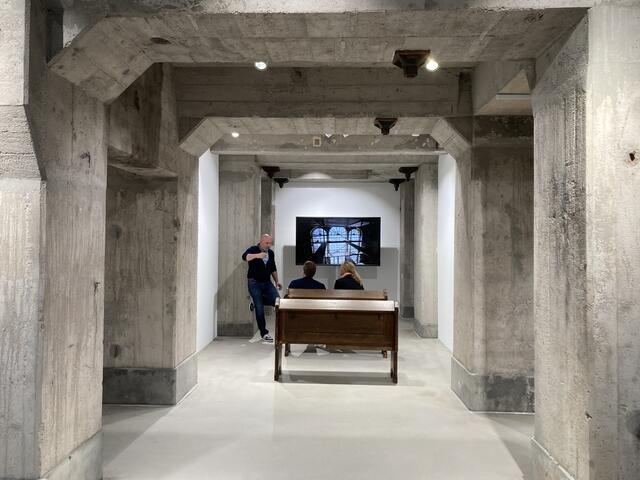 Der Keller, in dem sich die Rahmenwerkstatt befindet mutet fast schon sakral an. | Foto: gro