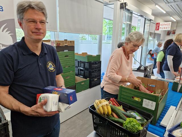 Marcus Krämer verschenkt Lebensmittelspenden. | Foto: Lions Club Achern