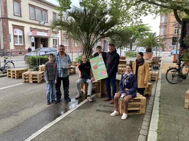 Die Parkplatz am Bahnhof wurde zur Aufenthaltsfläche umgestaltet. | Foto: gro