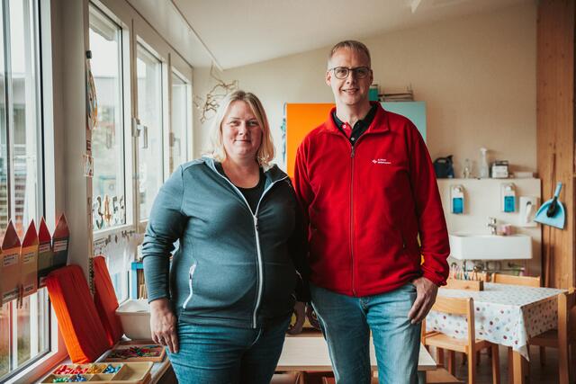 Dirk Munz (rechts), Betriebsratsvorsitzender E-Werk Mittelbaden, übergab die Spende an die Leiterin der Katholischen Kindertageseinrichtung St. Nikolaus, Silvia Rappenegger-Striegel | Foto: E-Werk Mittelbaden