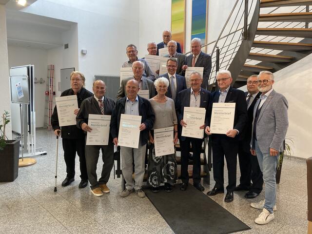 Die mit dem Diamantenen Meisterbrief ausgezeichneten Meister ihres Fachs | Foto: mak