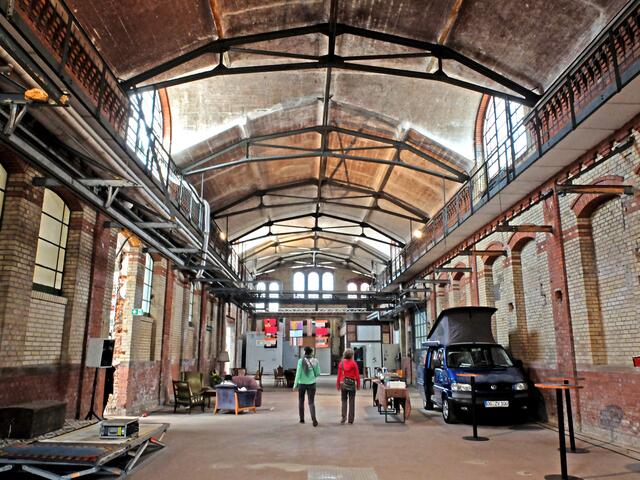 Die große Eingangshalle mit Sitz, Ess- und Trinkgelegenheiten. | Foto: Alfred Schramm